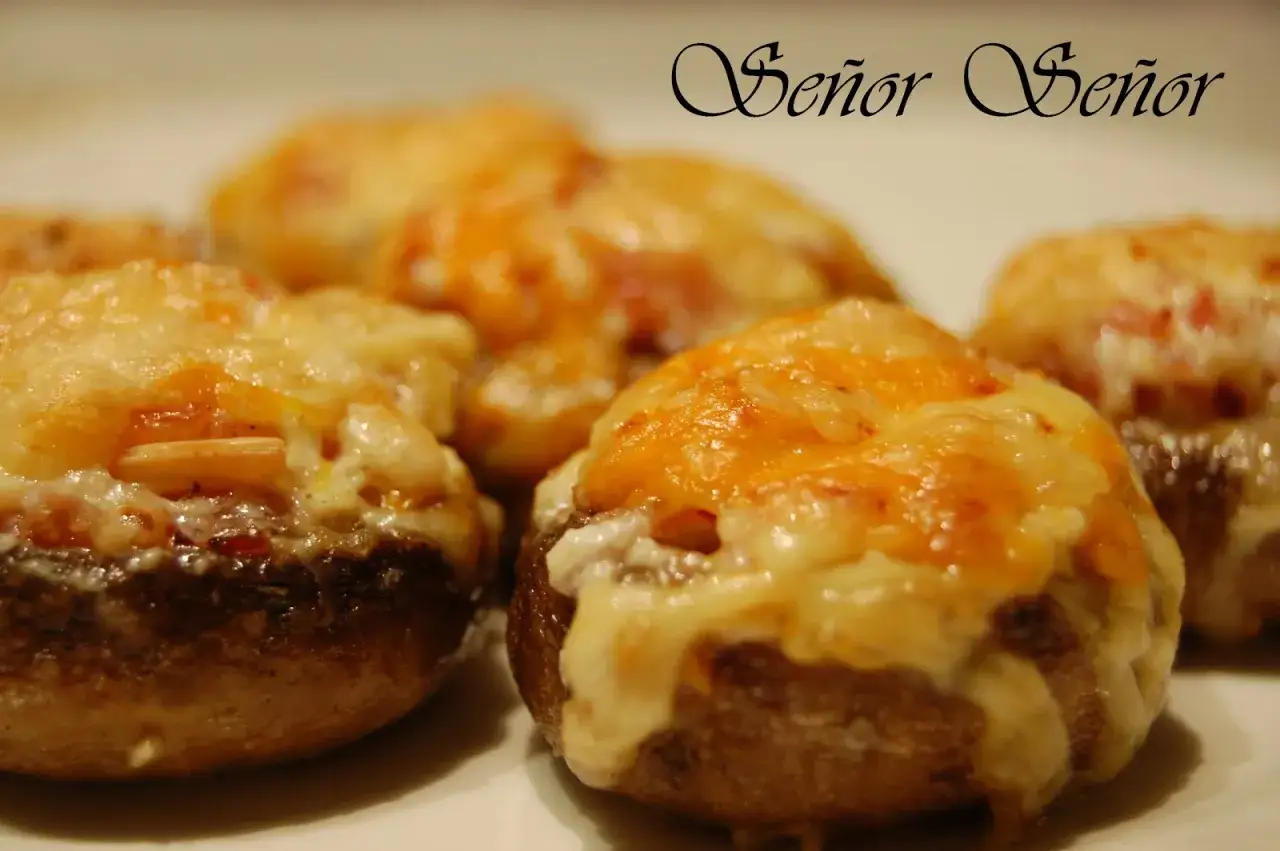 Champiñones rellenos gratinados con queso dorado y burbujeante. Un bocado delicioso que te hará decir