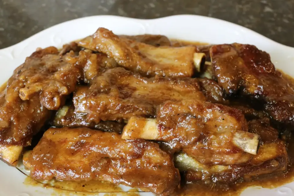 Costillas guisadas de la abuela, tiernas y con salsa casera