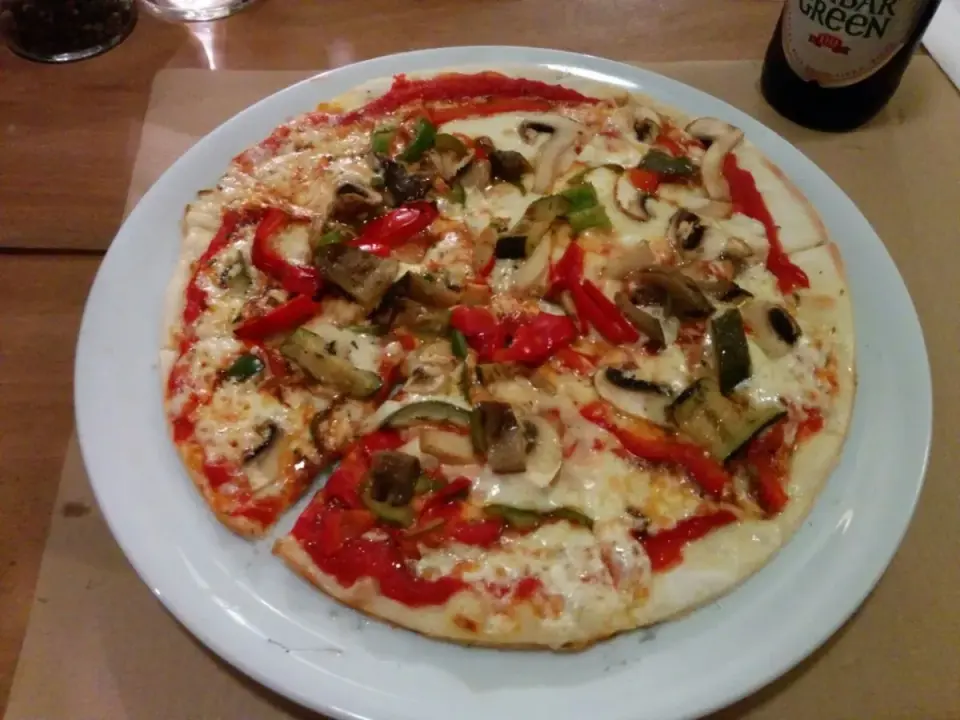 Pizza de trigo sarraceno sin gluten, fina y crujiente